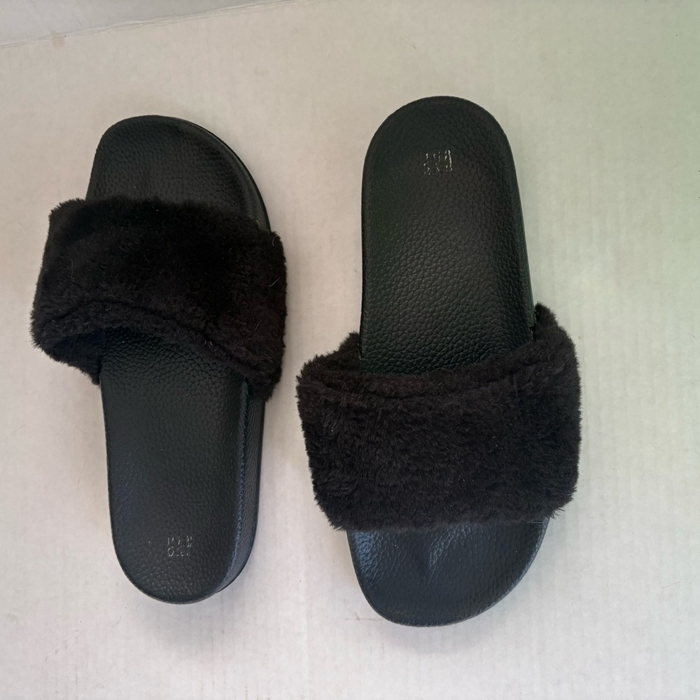 5/$25 GAP Black Fuzzy Strap Sandals 8-9 - Picture 2 of 6